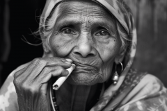 johannes.wessels_high_resolution_blackwhite_photo_of_a_smoking__1db0c256-11df-41b1-aa71-44372fa66e3a